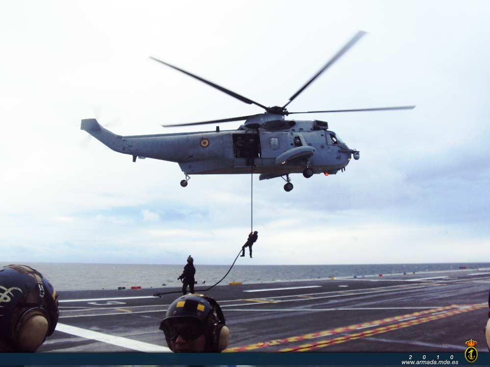 Miembros de la Fuerza de Guerra Naval Especial realizan el "fastrope" desde un Sea King SH-3D de la Quinta Escuadrilla de Aeronaves